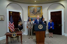 Biden critica a los “republicanos extremistas” mientras firma una orden que protege el derecho al aborto