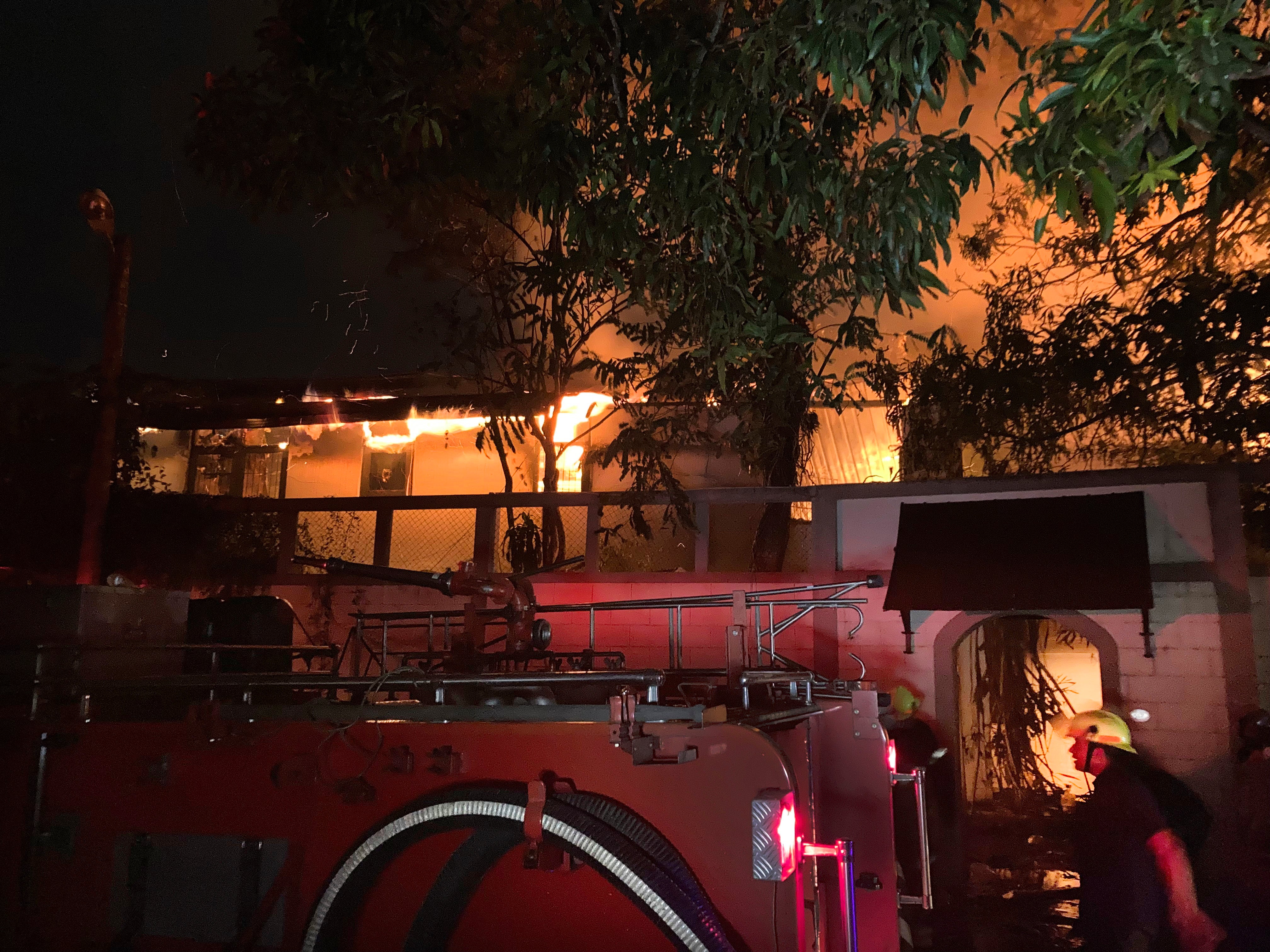 Bomberos tratan de extinguir las llamas en la residencia privada de Ranil Wickremesinghe, en Colombo