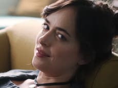 ‘Persuasion’: etiquetan a película de Netflix de “la peor adaptación de Jane Austen” y “tortura” para los ojos