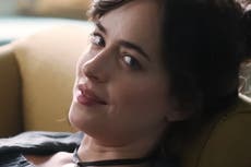 ‘Persuasion’: etiquetan a película de Netflix de “la peor adaptación de Jane Austen” y “tortura” para los ojos