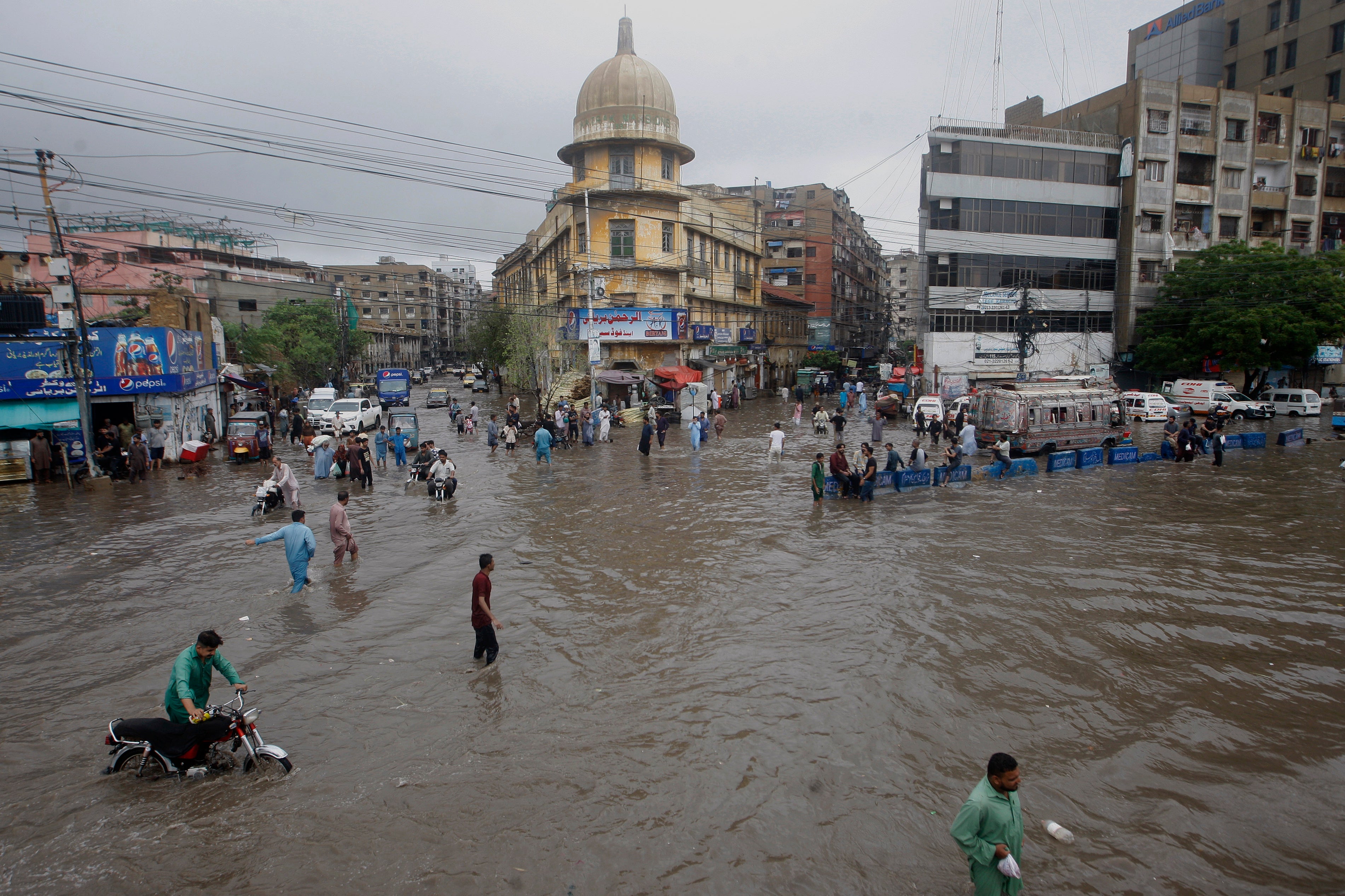 Caminos inundados en Karachi después de la lluvia