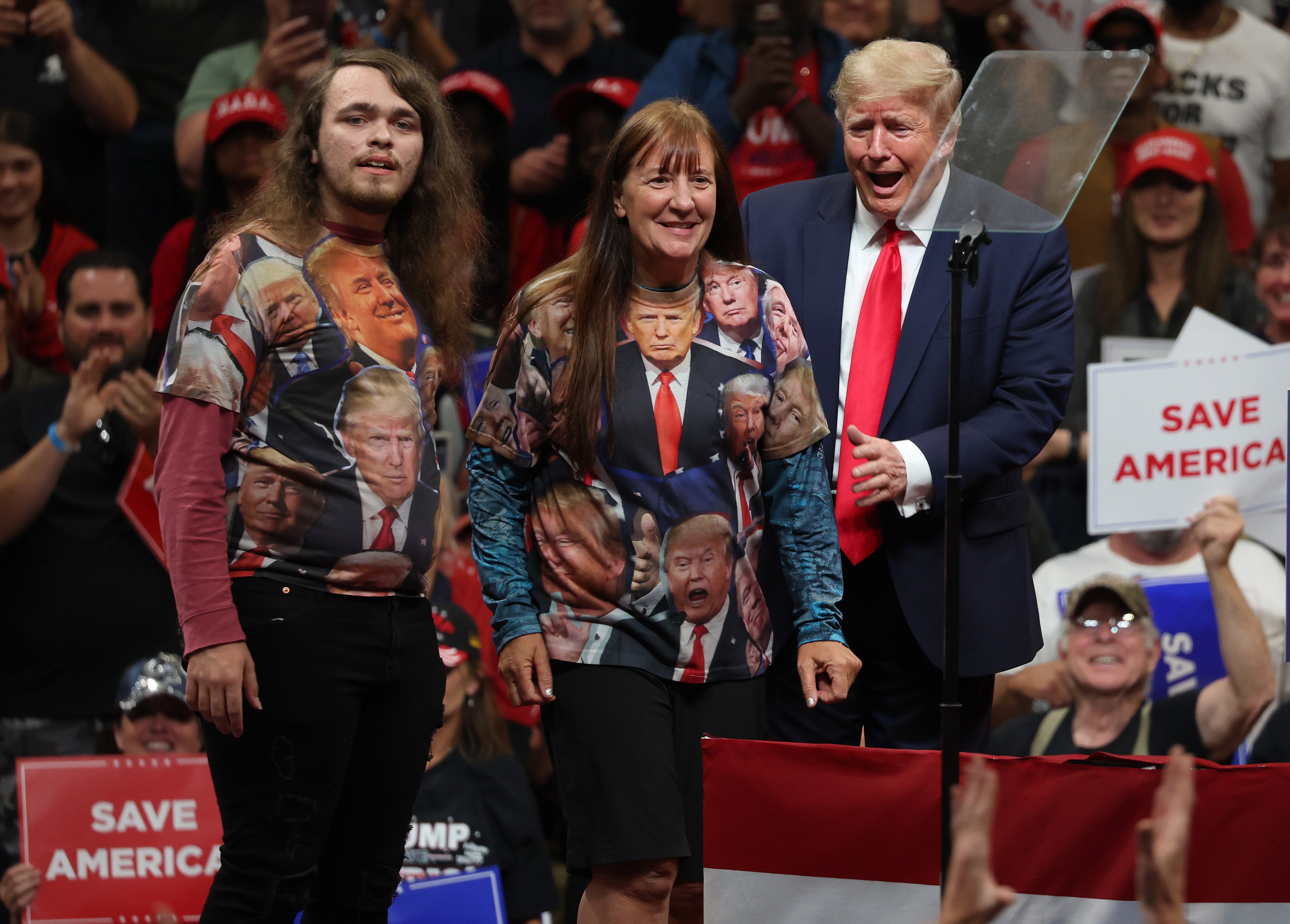 Donald Trump sube a dos fans que usan playeras con su cara estampada al escenario