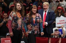Extraño momento en que Trump sube al escenario a fans que visten playeras con su cara y dice “dénmelas ahora”