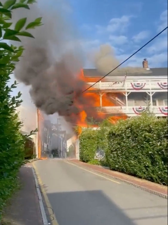 El histórico Veranda House Hotel en la Isla de Nantucket se incendió la mañana del sábado