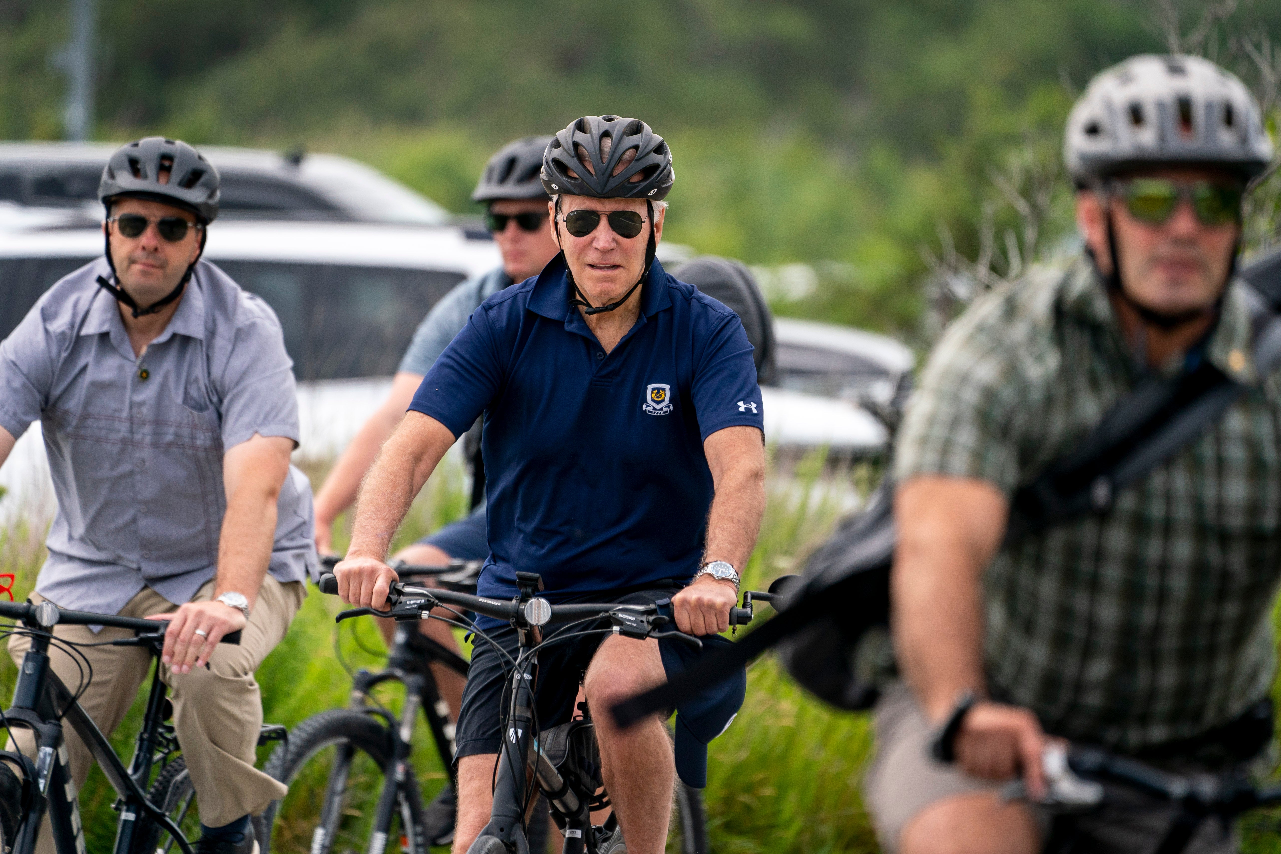 El presidente Joe Biden da un paseo en bicicleta en el Parque Estatal Gordons Pond en Rehoboth Beach, Delaware, el domingo 10 de julio de 2022