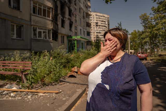 <p>Svitlana llora junto a su departamento bombardeado en Saltivka</p>