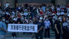 China: Clientes de banco protestan; se enfrentan a policías