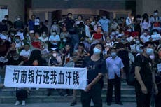 China: Clientes de banco protestan; se enfrentan a policías