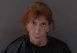 Michele Hoskins, de 64 años, fue detenida el jueves y acusada de no reportar la muerte de su madre y de manipular evidencia