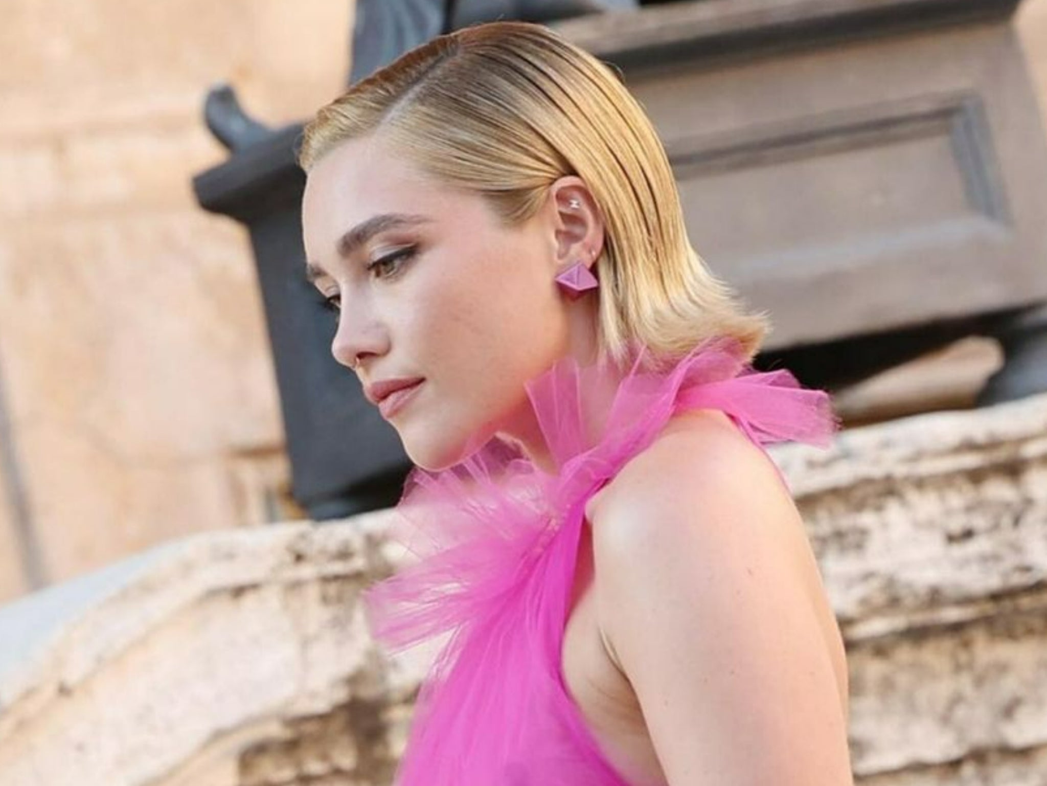 Florence Pugh responde a la crítica grosera sobre su cuerpo tras usar un vestido transparente de Valentino
