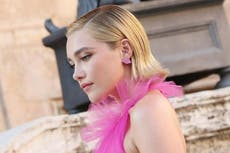 Florence Pugh responde a la crítica grosera sobre su cuerpo tras usar un vestido transparente de Valentino