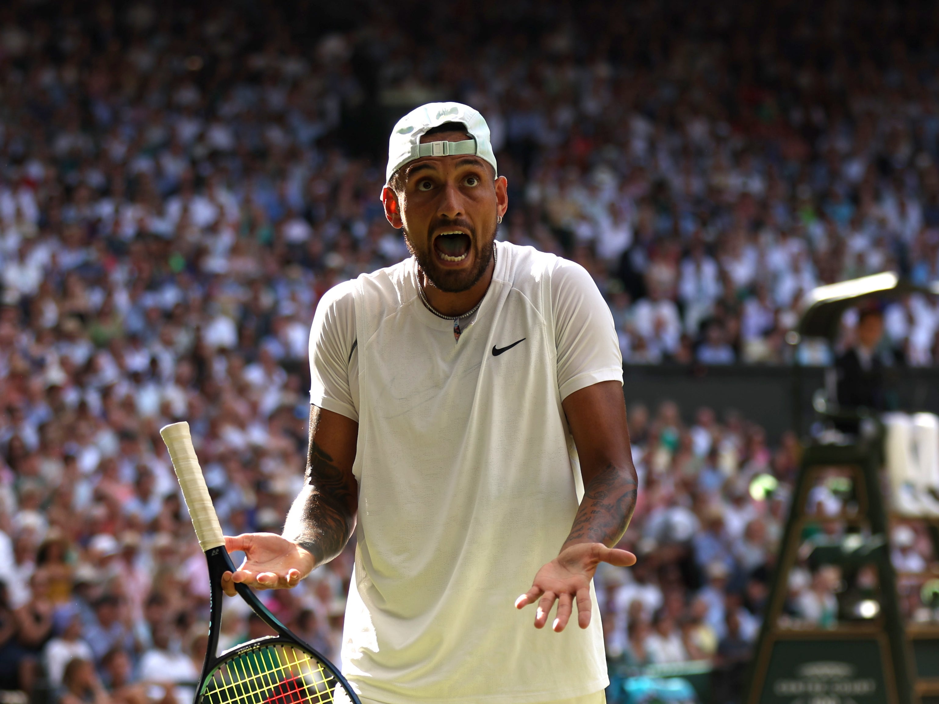 <p>Nick Kyrgios cortó una figura frustrada durante la final masculina de Wimbledon 2022</p>