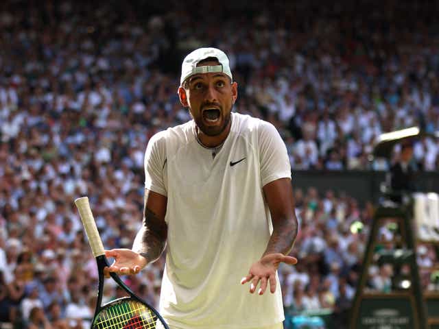 <p>Nick Kyrgios cortó una figura frustrada durante la final masculina de Wimbledon 2022</p>