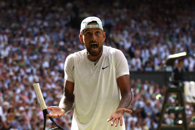 <p>Nick Kyrgios cortó una figura frustrada durante la final masculina de Wimbledon 2022</p>