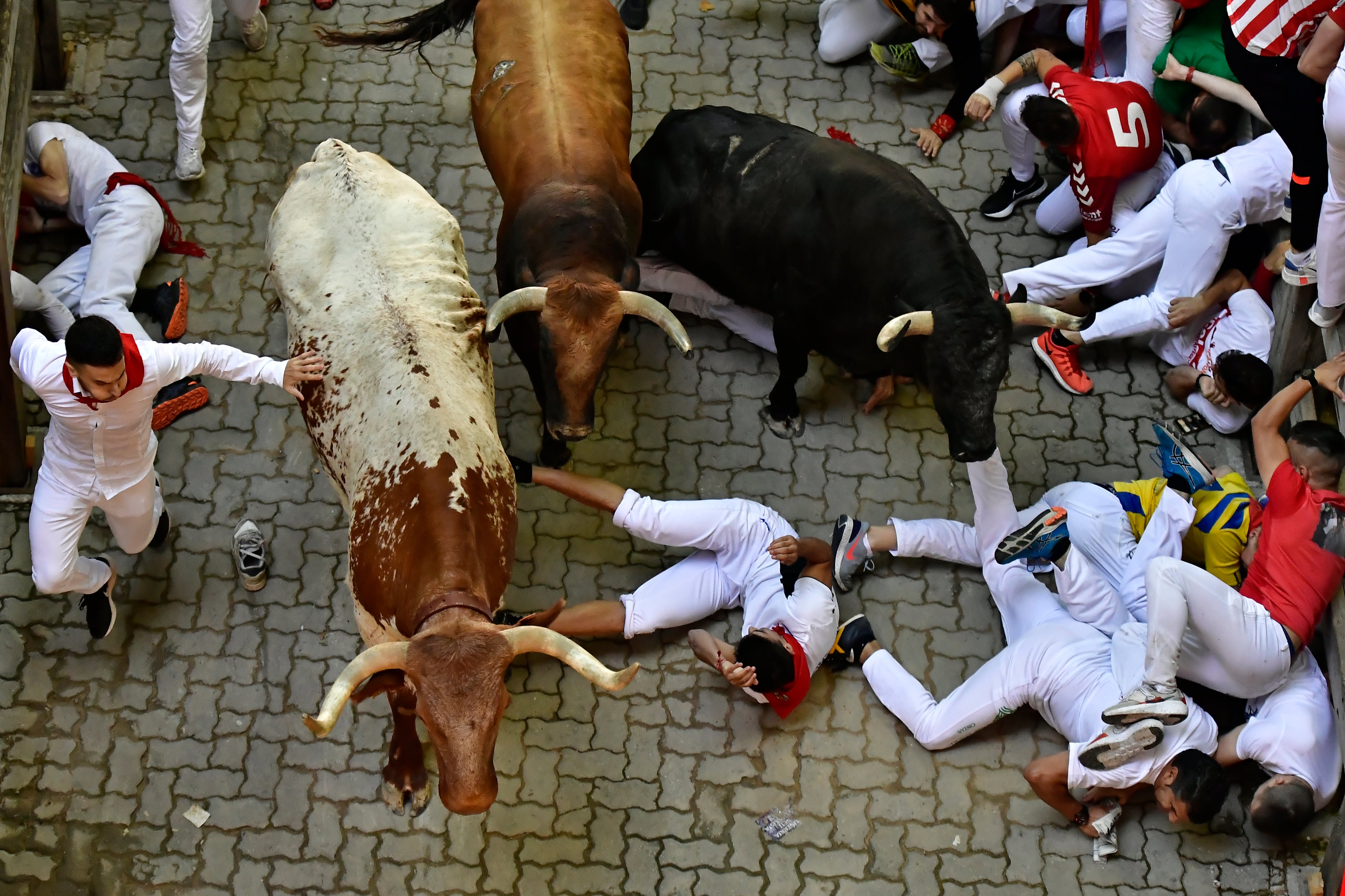 tres-corneados-en-un-tenso-5to-encierro-de-pamplona-independent-espa-ol