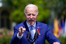 Biden pide a defensores de la seguridad de las armas seguir luchando y celebra legislación bipartidista