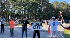 Manifestantes climáticos bloquean el aeropuerto y las carreteras en las opulentas localidades de los Hamptons