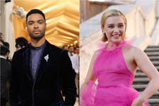 Regé-Jean Page reacciona la “vulgar” reacción por el vestido transparente de Valentino de Florence Pugh