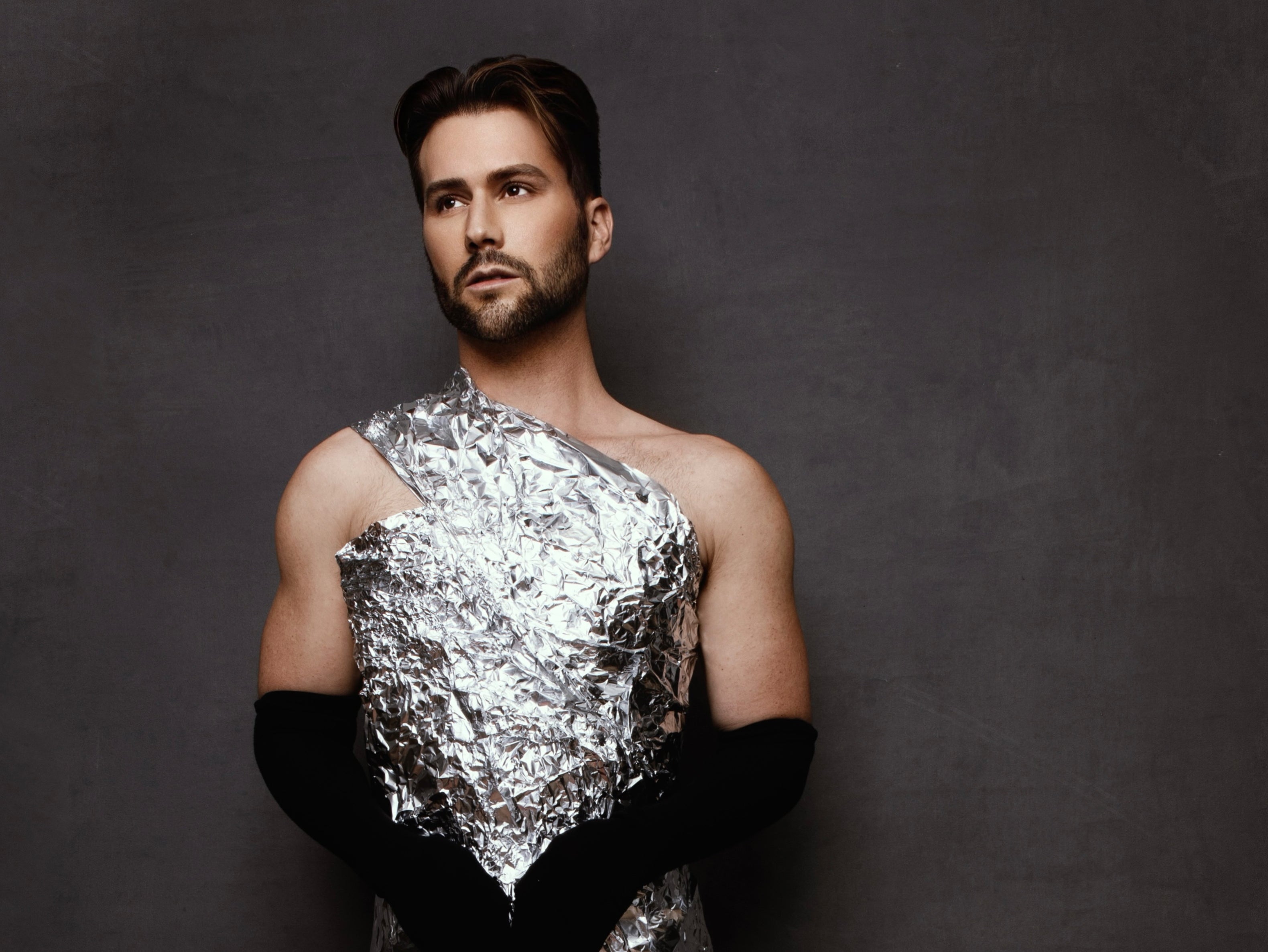 Estrella de TikTok recrea el ‘look’ de Nicole Kidman en la pasarela de Balenciaga con papel aluminio