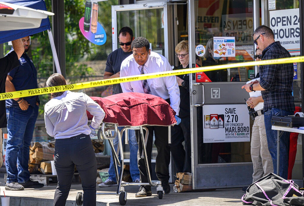 Las autoridades retiran un cuerpo de un 7-Eleven luego de que un empleado fuera matado a tiros el lunes 11 de julio durante un asalto en Brea, California