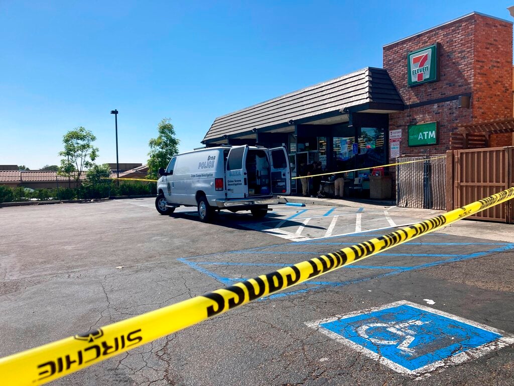 La policía investiga un tiroteo en un 7-Eleven en Brea, California, ocurrido el lunes 11 de julio de 2022