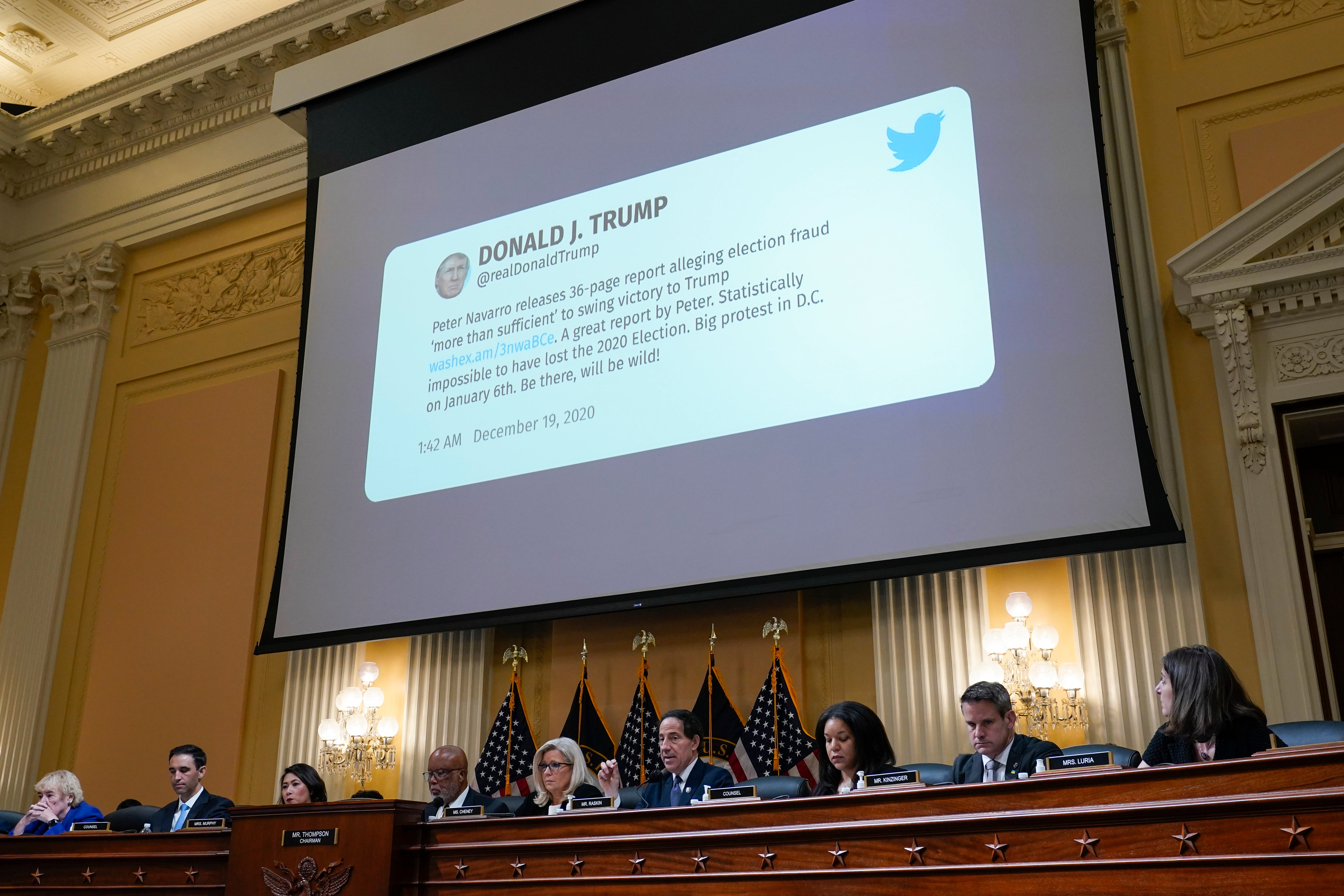 Se muestra un tuit del expresidente Donald Trump en una audiencia del Comité Selecto de la Cámara