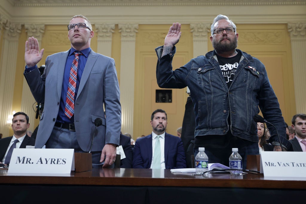 Stephen Ayres, a la izquierda, y Jason Van Tatenhove en la audiencia del martes