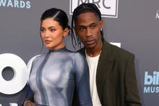 Fans critican a Kylie Jenner por presumir los jets que comparte con Travis Scott durante la ola de calor
