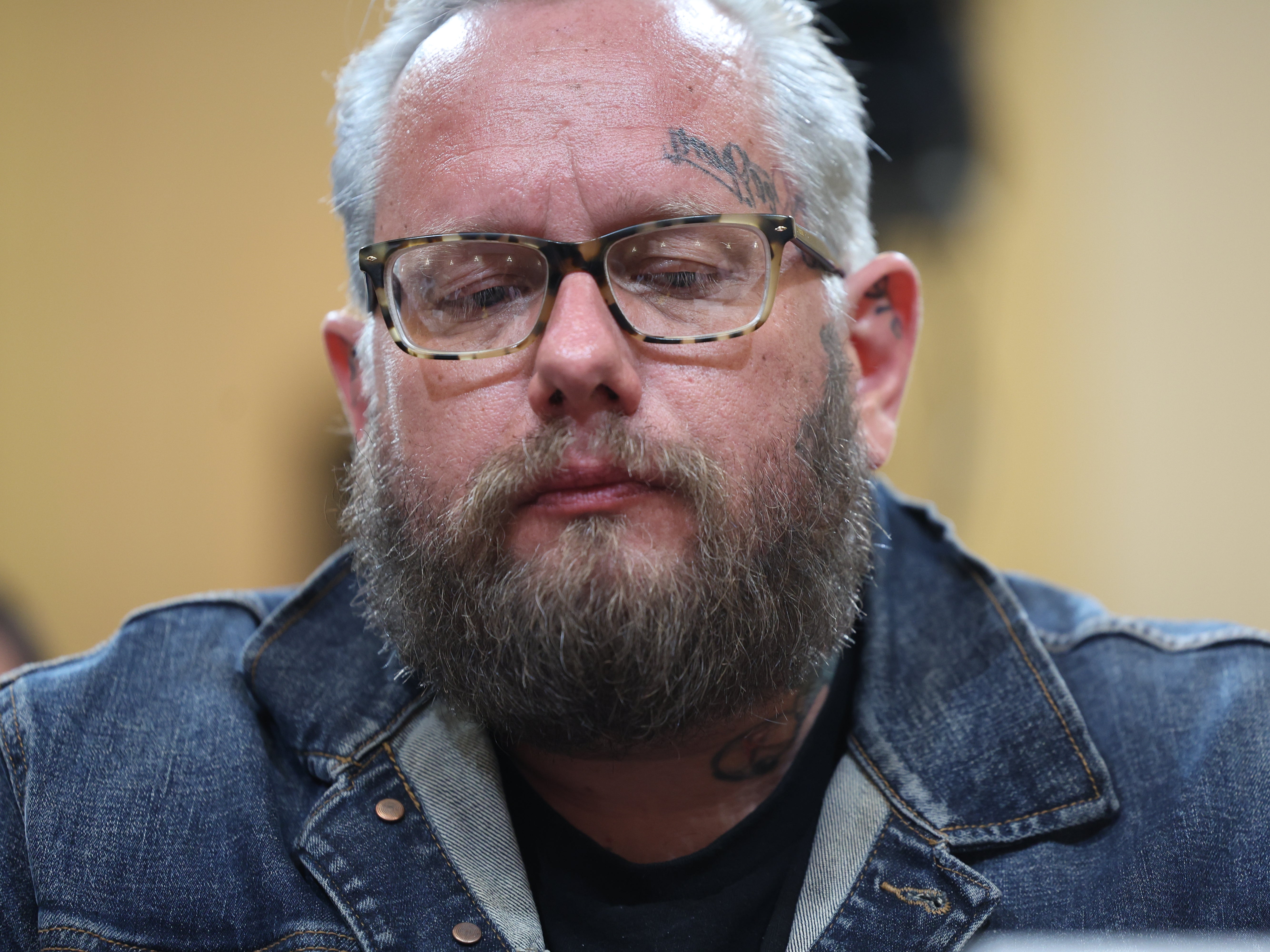 Jason Van Tatenhove, que fue portavoz nacional de los Oath Keepers y ayudante cercano del fundador de Oath Keepers, Stewart Rhodes, testifica durante la séptima audiencia del Comité Selecto de la Cámara de Representantes