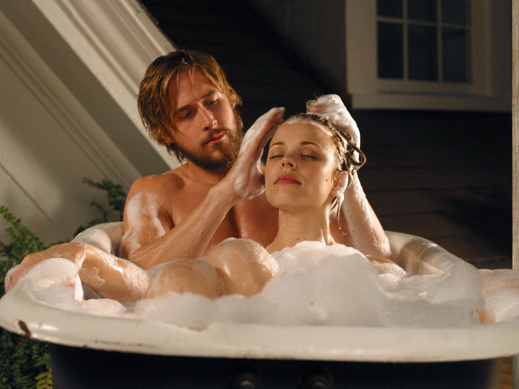 Oye, chica, ¿quieres que te lave el pelo? Gosling y Rachel McAdams en The Notebook