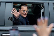 Captan a Johnny Depp acompañado de una mujer en Italia