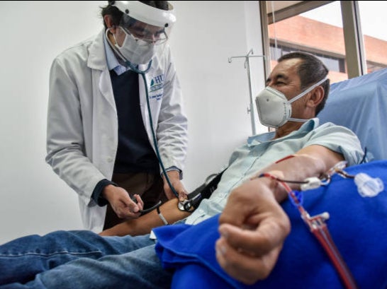 Pacientes de covid prolongado “viajan para [recibir] un tratamiento experimental de lavado de sangre”