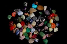 Por qué debes limpiar los cristales en la Luna de Sangre de septiembre 2025