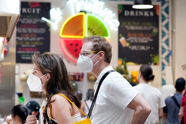 <p>Compradores con mascarilla en el Grand Central Market de Los Ángeles, en julio de 2022</p>