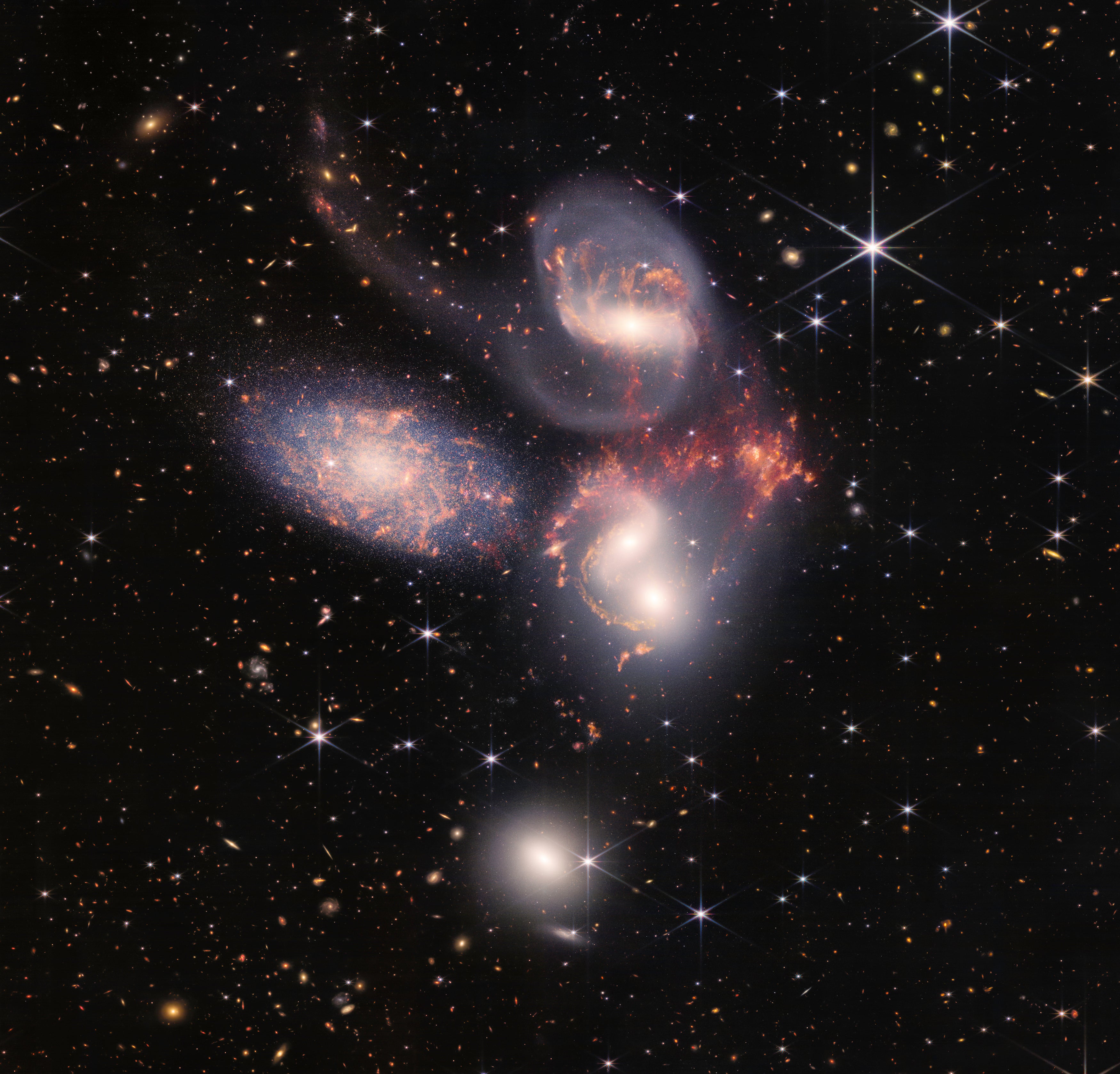 El Quinteto de Stefan, una colección visual de cinco galaxias lejanas, fue una de las primeras imágenes a todo color del telescopio Webb