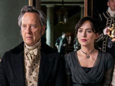 “Persuasion” es un desastre monumental: ¿cómo pudo Netflix equivocarse tanto con Jane Austen