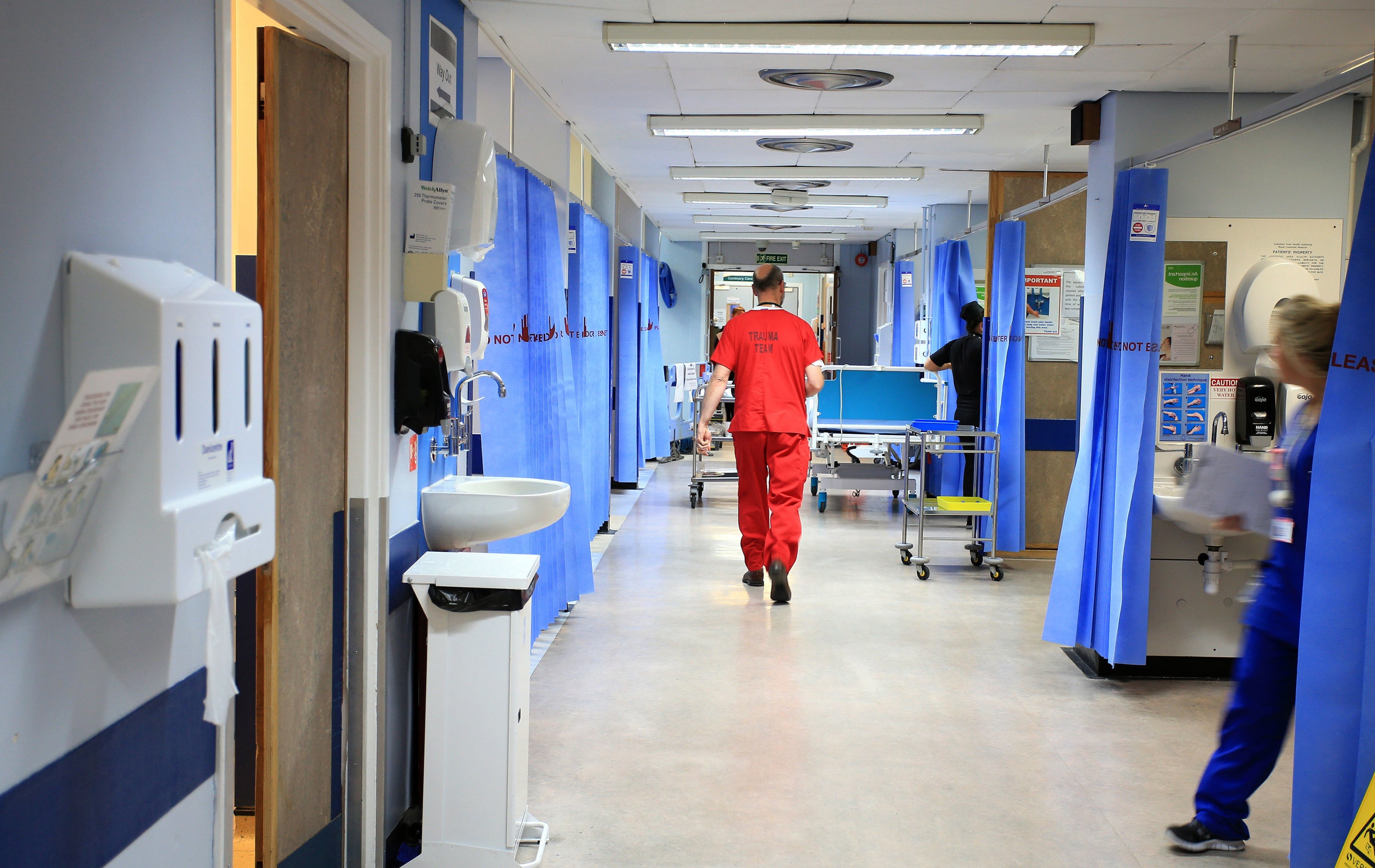 El aumento de covid-19 sigue acumulando presión sobre el NHS (Servicio Nacional de Salud del Reino Unido)