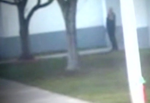 Scot Peterson grabado por la cámara fuera de la escuela durante el tiroteo