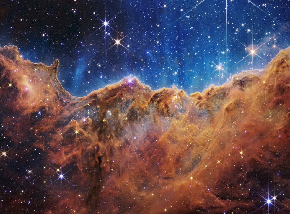 <p>La imagen del telescopio espacial James Webb de la nebulosa Carina está compuesta por datos de los instrumentos del telescopio en el infrarrojo cercano y medio</p>