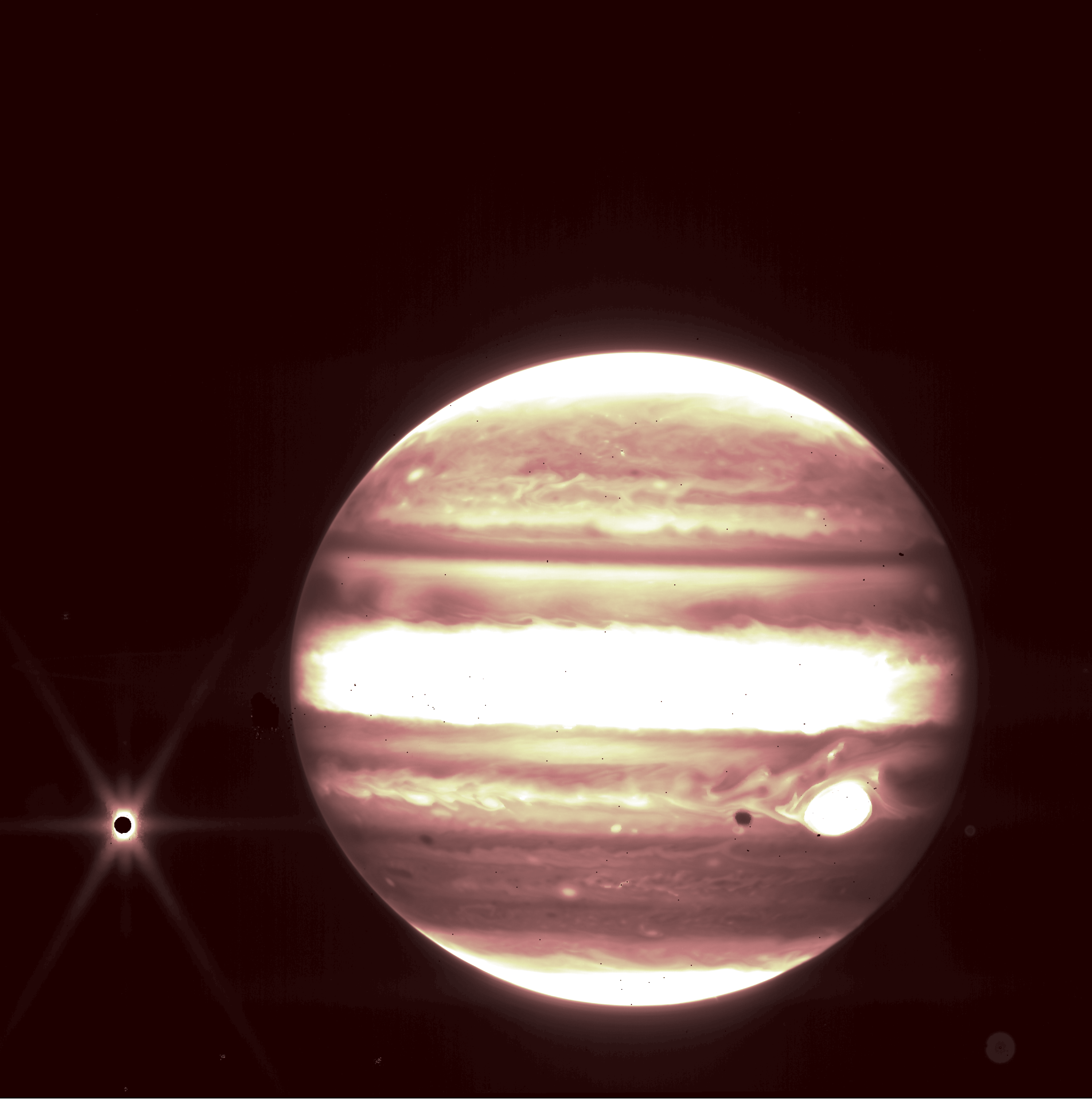 Jupiter visto en un imagen infrarroja adquirida por el Telescopio Espacial James Webb Space Telescope. La luna de Júpiter, Europa, se puede ver a la izquierda