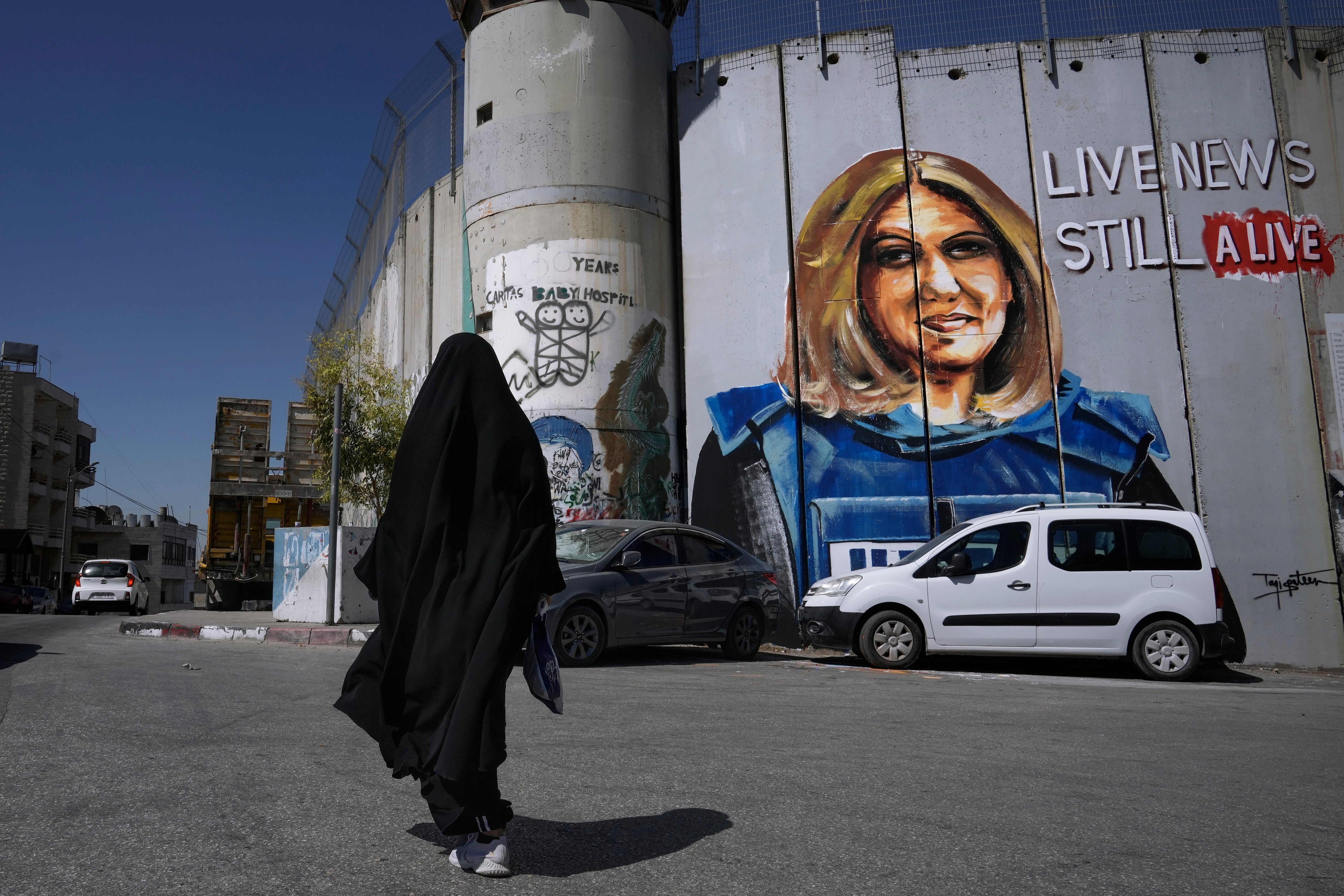 Un mural del artista palestino Taqi Spateen retrata a la periodista palestino-estadounidense asesinada Shireen Abu Akleh