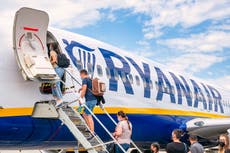 Niñas de 9 y 11 años vuelan a España sin su madre