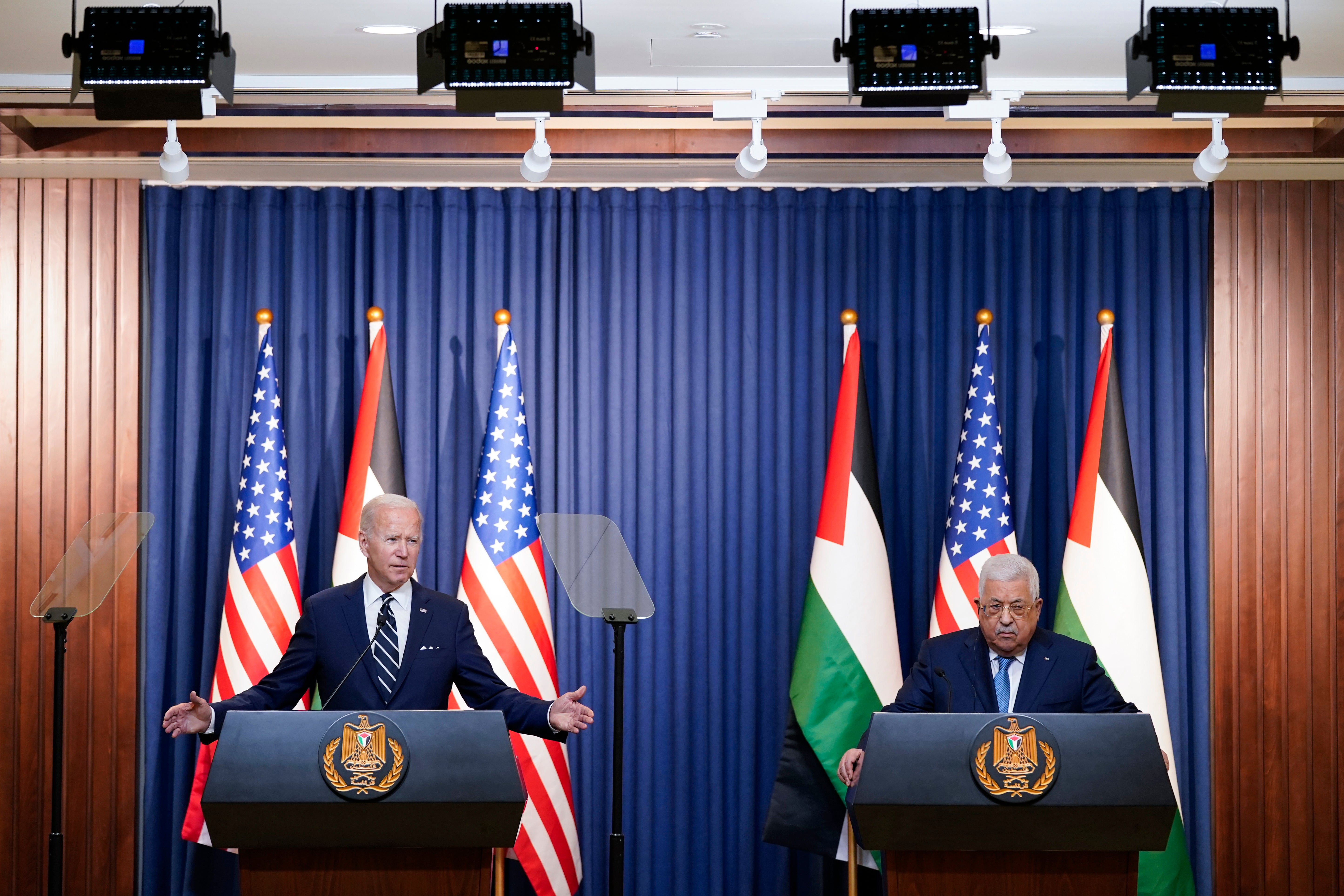 Joe Biden habla durante una declaración conjunta con el presidente palestino, Mahmoud Abbas