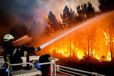 Miles de bomberos combaten incendios forestales en Europa