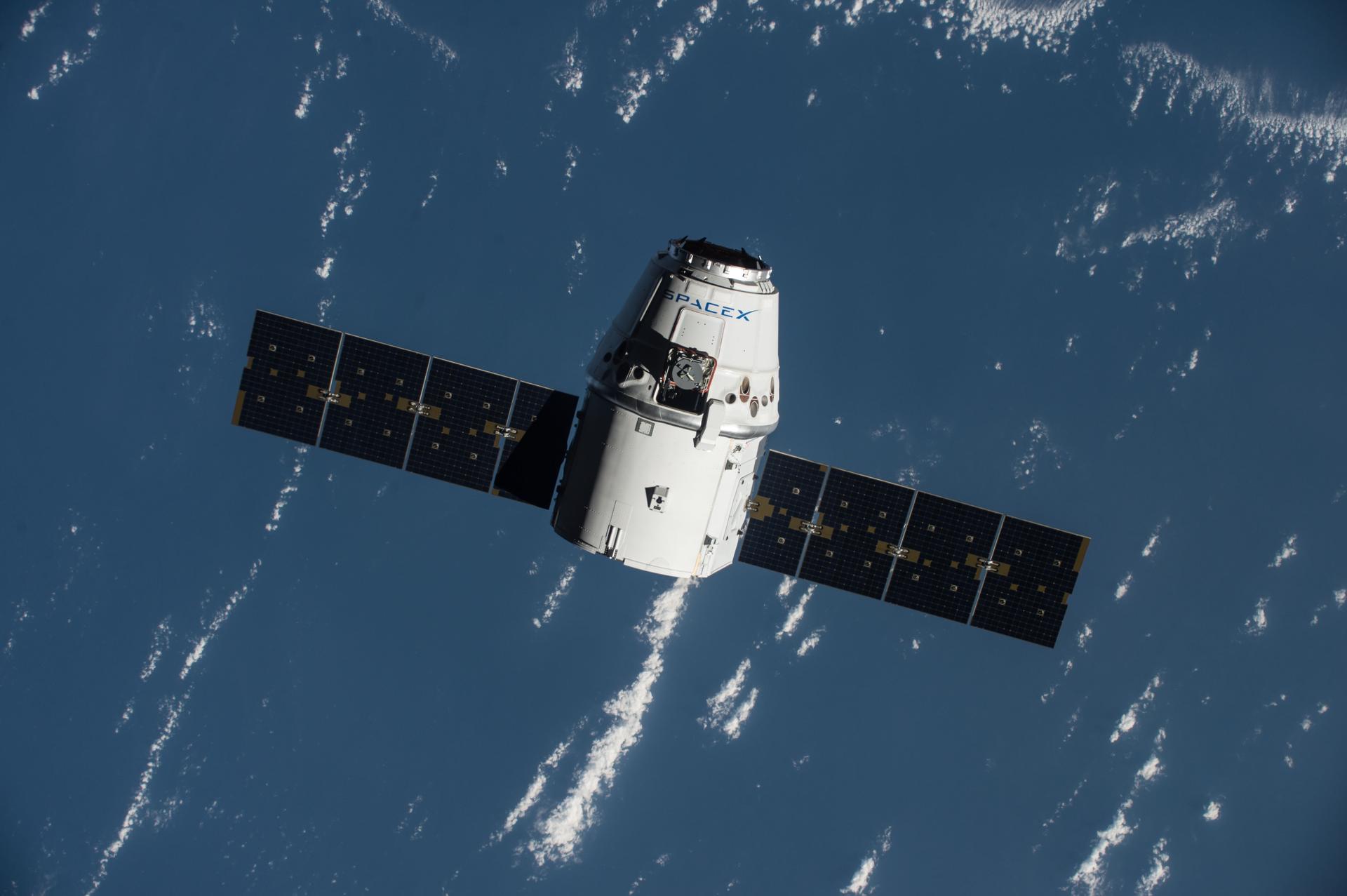 <p>Una nave espacial SpaceX Dragon se acerca a la Estación Espacial Internacional el 20 de julio de 2016</p>