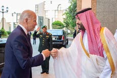 Joe Biden saluda con el puño al príncipe heredero saudita a su llegada a Jeddah