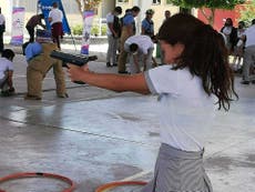 Policías de Guanajuato ofrecen armas a adolescentes en taller de prevención de adicciones y violencia