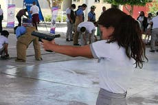 Policías de Guanajuato ofrecen armas a adolescentes en taller de prevención de adicciones y violencia