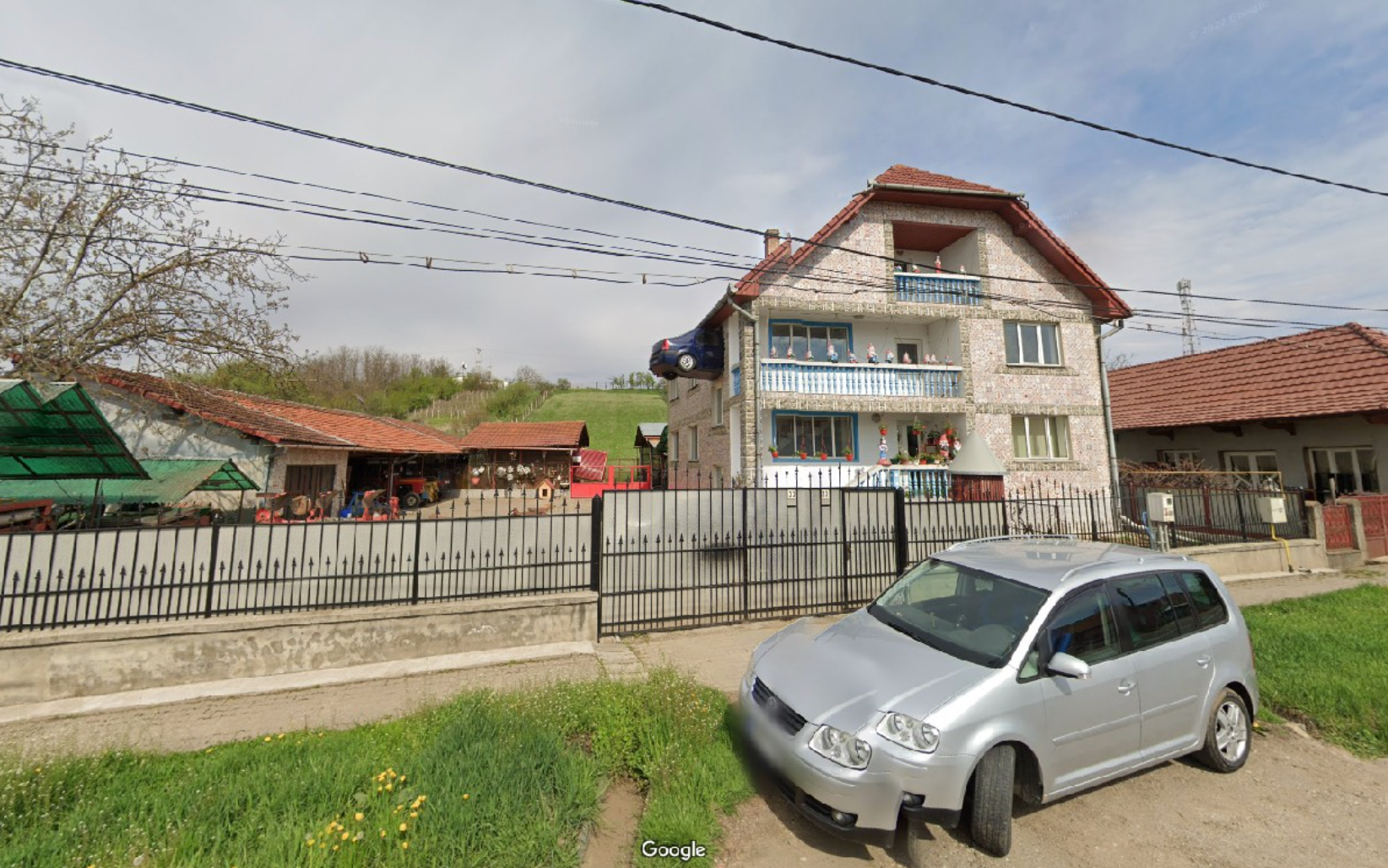 ¿Carro volador? Google Maps capta vehículo estrellado en el segundo piso de una casa