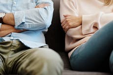 Hombre le dice a su novia que “olvide el pasado” después de haber sido infiel, y genera un debate